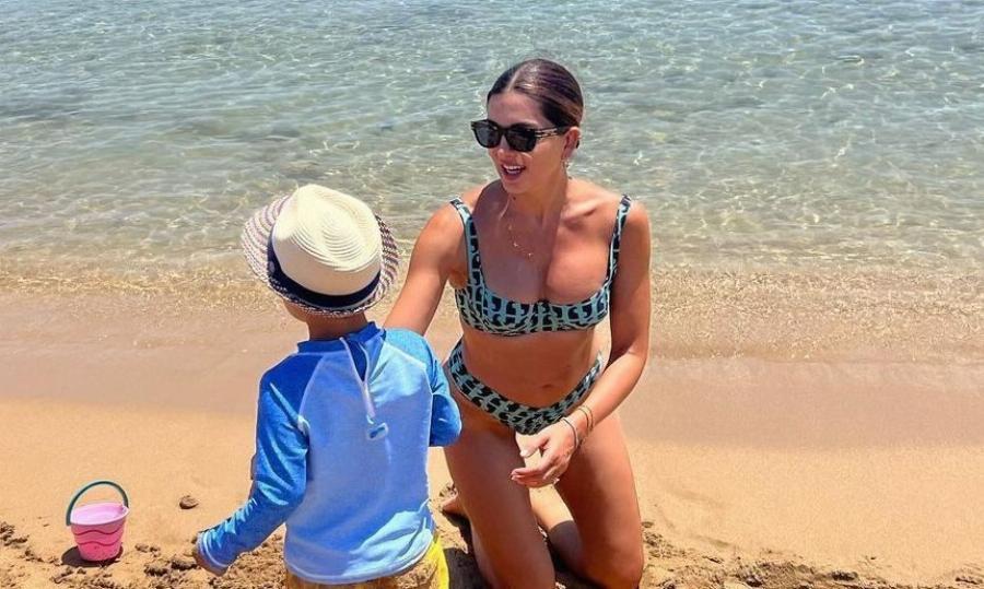 Όλα τα βλέμματα στην Σταματίνα Τσιμτσιλή: Η εντυπωσιακή πόζα της παρουσιάστριας δίπλα στη βάρκα με ροζ μαγιό και παρεό