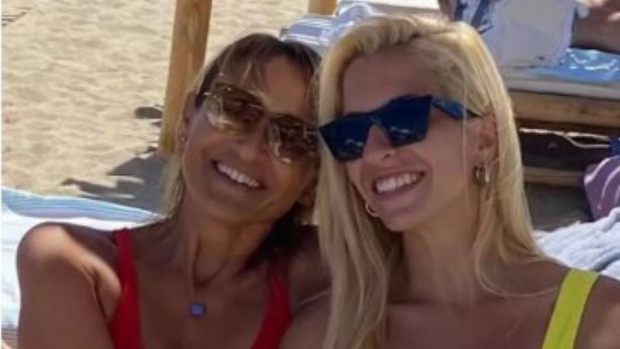 Όλα τα βλέμματα πάνω τους: Μάρα Ζαχαρέα και Έλενα Ράπτη ποζάρουν με ασορτί μπικίνι και χαμογελάνε στη κάμερα