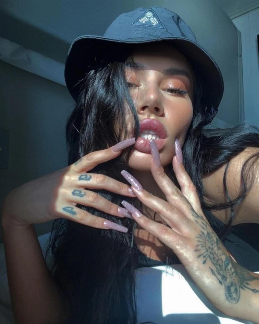 “Γκρέμισε” το Instagram η Έλενα Τσαγκρινού: Ποζάρει με βρεγμένα μαλλιά και μικροσκοπικό λεοπάρ μπικίνι σε πισίνα στις διακοπές της