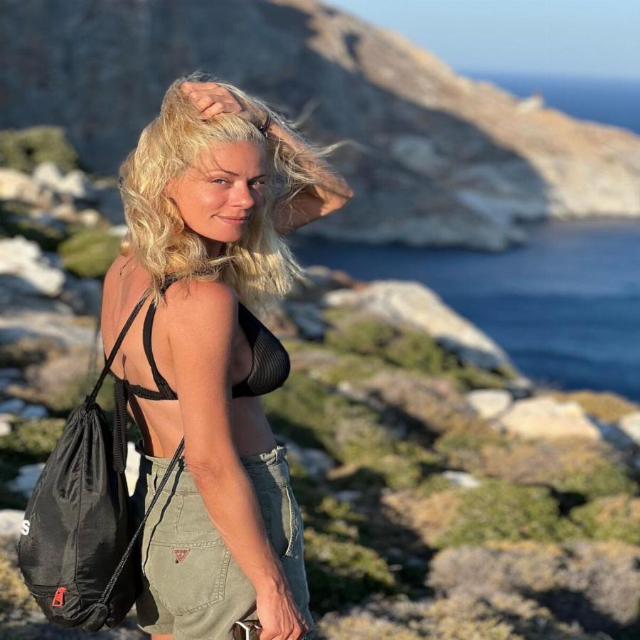 Στέλνει τις ινφλουένσερς στο ταμείο ανεργίας: Η Ζέτα Μακρυπούλια φωτογραφίζεται σε πεζοπορία και η φυσική ομορφιά της είναι το κάτι άλλο