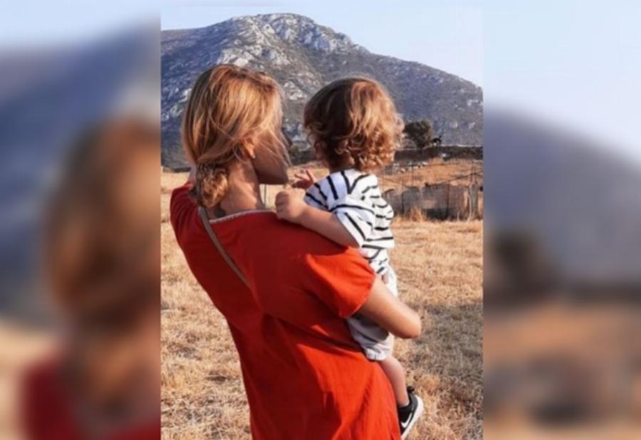 Μια μάτια στο εντυπωσιακό εξοχικό της Τζένης Μπαλατσινού στην Πάτμο: Τα πιάτα, οι κανάτες και το απέραντο γαλάζιο