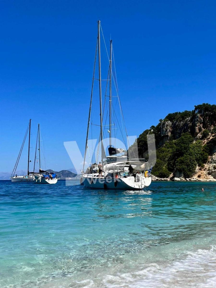 Με χλιδάτο σκάφος σαρώνουν το Ιόνιο: Ο Κωστής Μαραβέγιας και η Τόνια Σωτηροπούλου σε παραλία της Ιθάκης