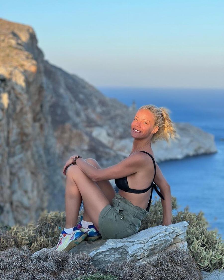 Στέλνει τις ινφλουένσερς στο ταμείο ανεργίας: Η Ζέτα Μακρυπούλια φωτογραφίζεται σε πεζοπορία και η φυσική ομορφιά της είναι το κάτι άλλο