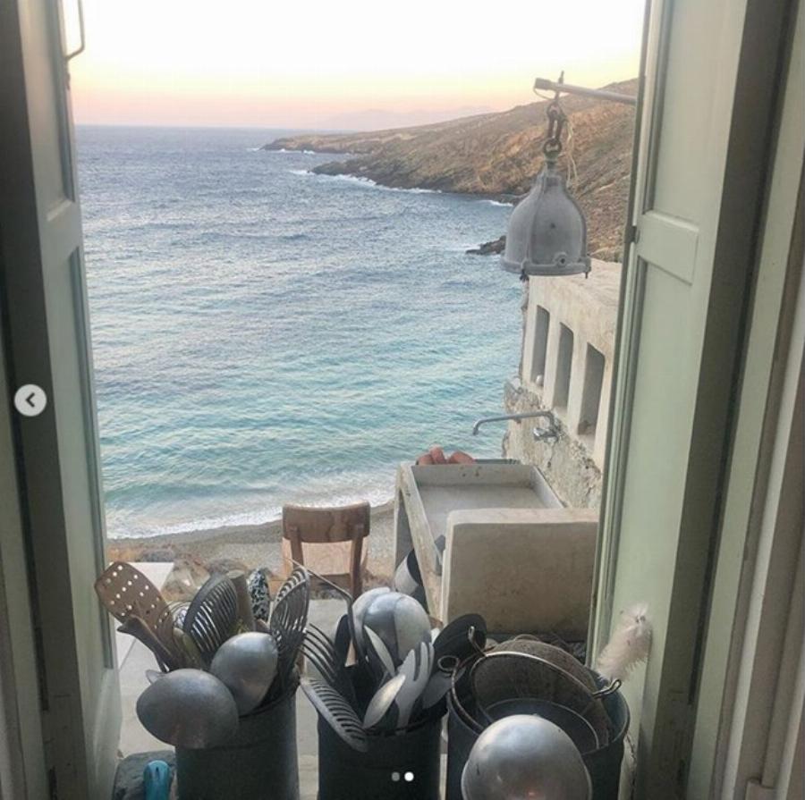 Μια μάτια στο εντυπωσιακό εξοχικό της Τζένης Μπαλατσινού στην Πάτμο: Τα πιάτα, οι κανάτες και το απέραντο γαλάζιο