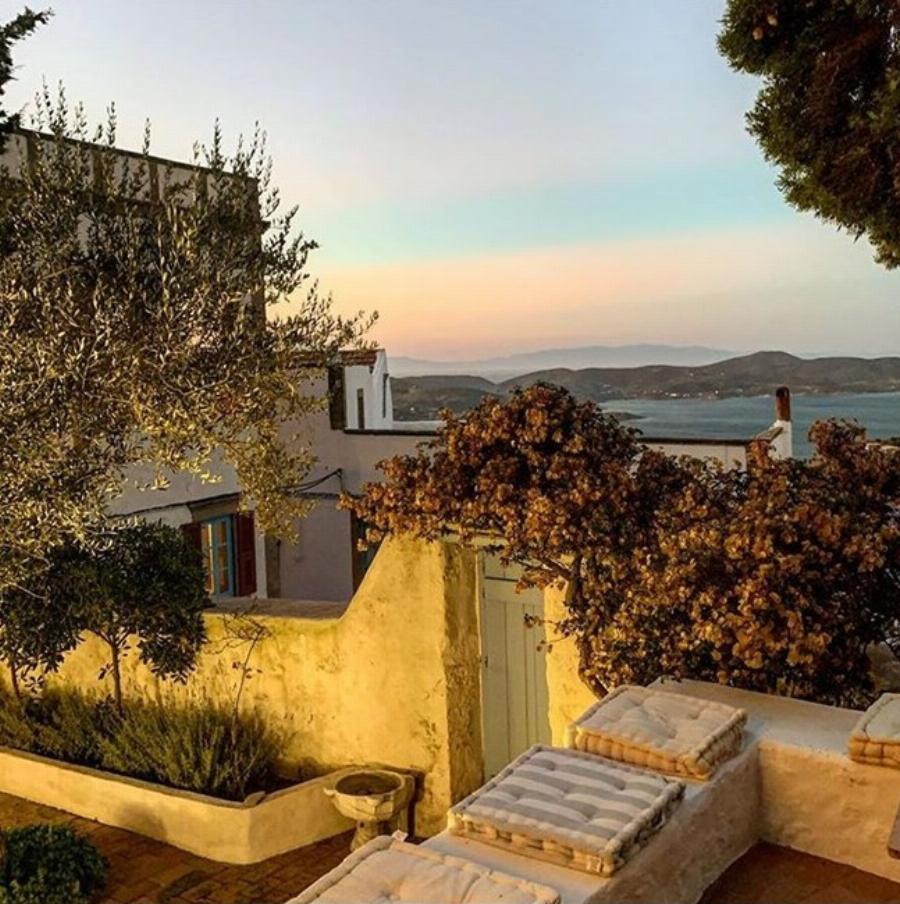 Μια μάτια στο εντυπωσιακό εξοχικό της Τζένης Μπαλατσινού στην Πάτμο: Τα πιάτα, οι κανάτες και το απέραντο γαλάζιο