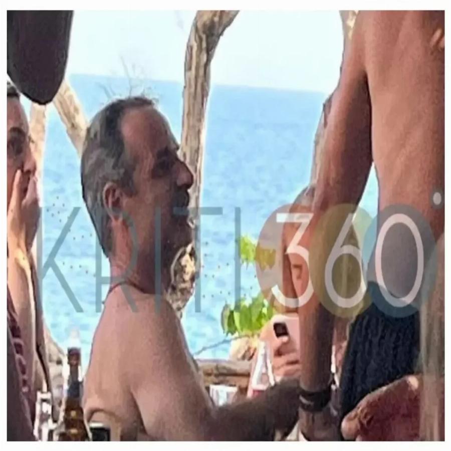 Με χλιδάτο σκάφος σαρώνουν το Ιόνιο: Ο Κωστής Μαραβέγιας και η Τόνια Σωτηροπούλου σε παραλία της Ιθάκης