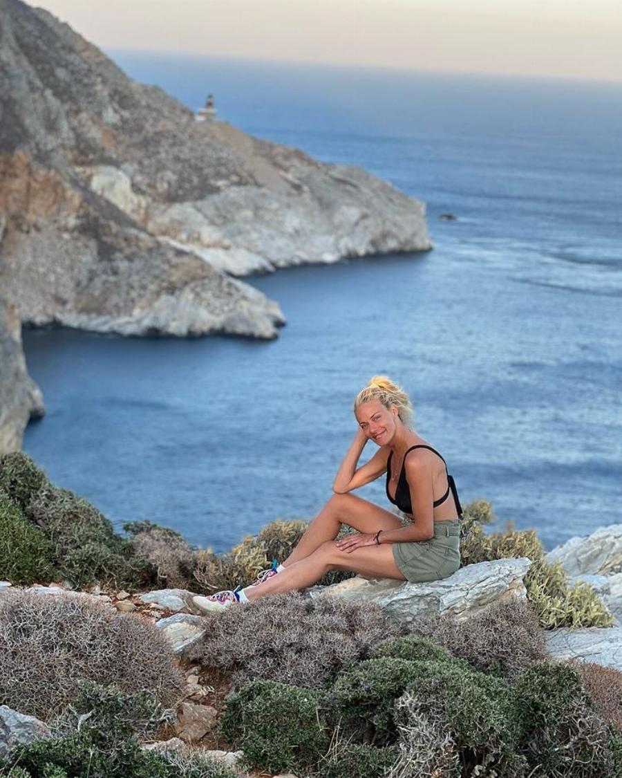 Στέλνει τις ινφλουένσερς στο ταμείο ανεργίας: Η Ζέτα Μακρυπούλια φωτογραφίζεται σε πεζοπορία και η φυσική ομορφιά της είναι το κάτι άλλο