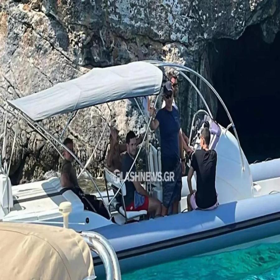 Με χλιδάτο σκάφος σαρώνουν το Ιόνιο: Ο Κωστής Μαραβέγιας και η Τόνια Σωτηροπούλου σε παραλία της Ιθάκης