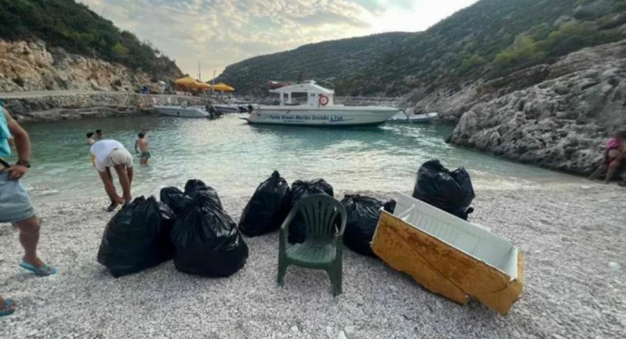 Παραλία ναυάγιο στην Ζάκυνθο: Ιδιοκτήτες σκαφών μάζεψαν τα σκουπίδια στο Ναυάγιο