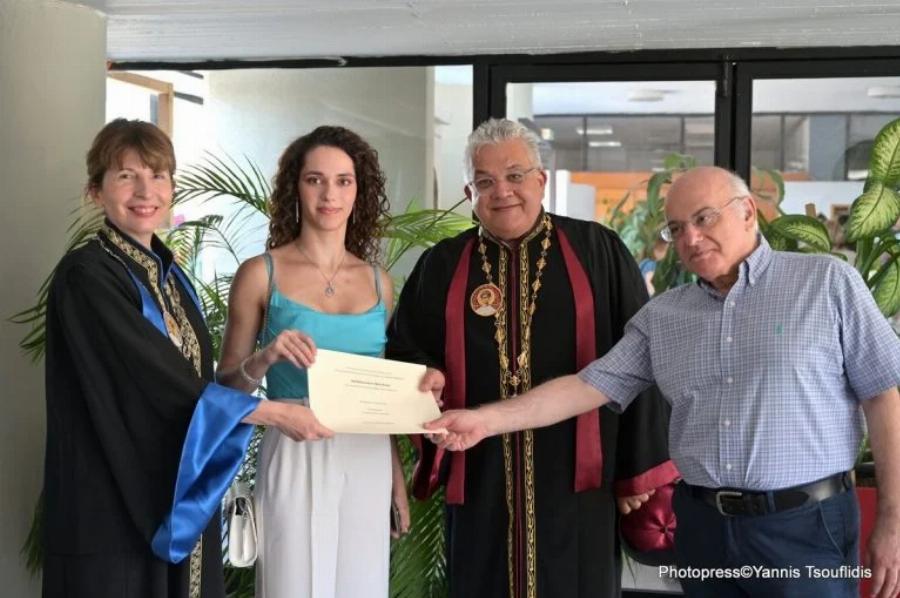 Με λευκές τούφες στα μαλλιά και άκρως γοητευτικός: Η μεγάλη αλλαγή στην εμφάνιση του Τζέρυ από την σειρά Μαρία η Άσχημη