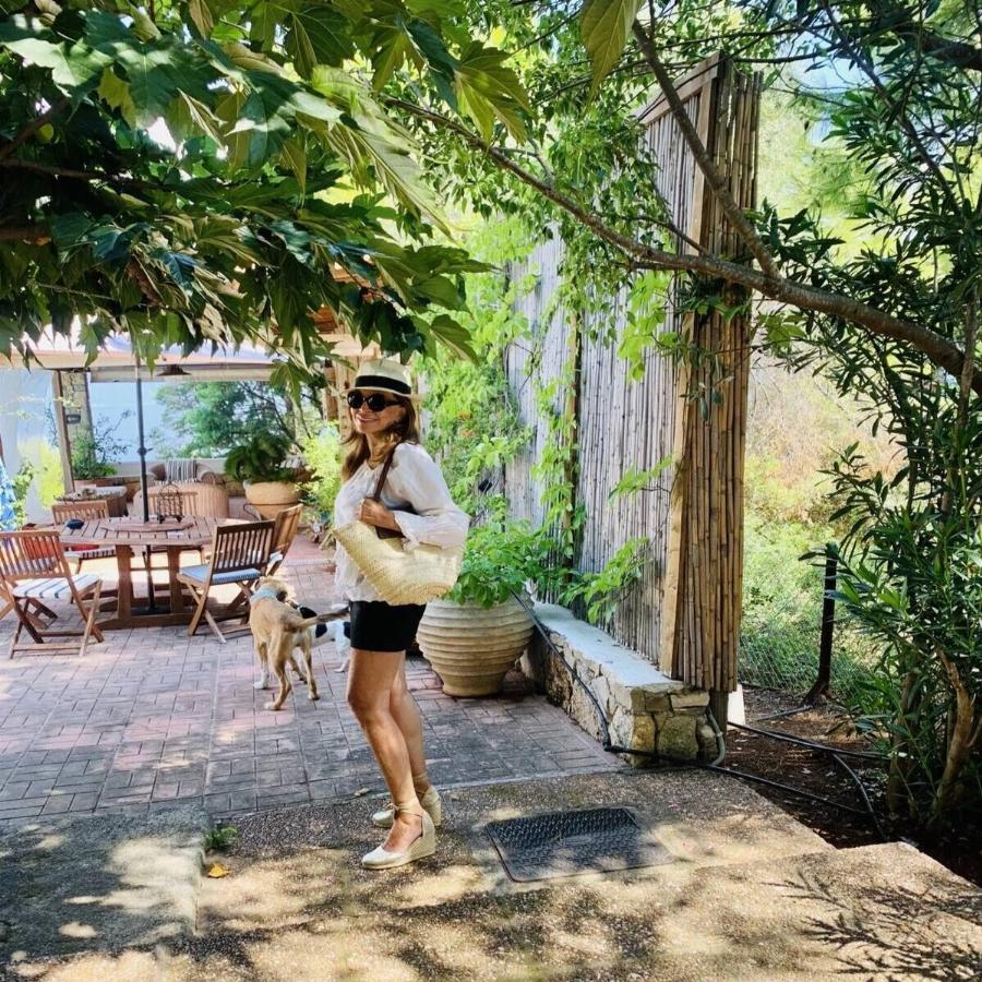 Ένας εξωτικός παράδεισος για την Μιμή Ντενίση: Το απίθανο σαλόνι εξωτερικού χώρου στην πισίνα της με τις κουρτίνες που θα σας ξετρελάνουν