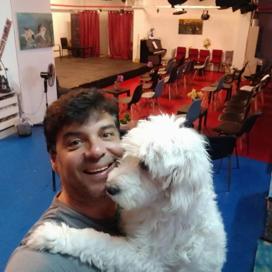 Με λευκές τούφες στα μαλλιά και άκρως γοητευτικός: Η μεγάλη αλλαγή στην εμφάνιση του Τζέρυ από την σειρά Μαρία η Άσχημη