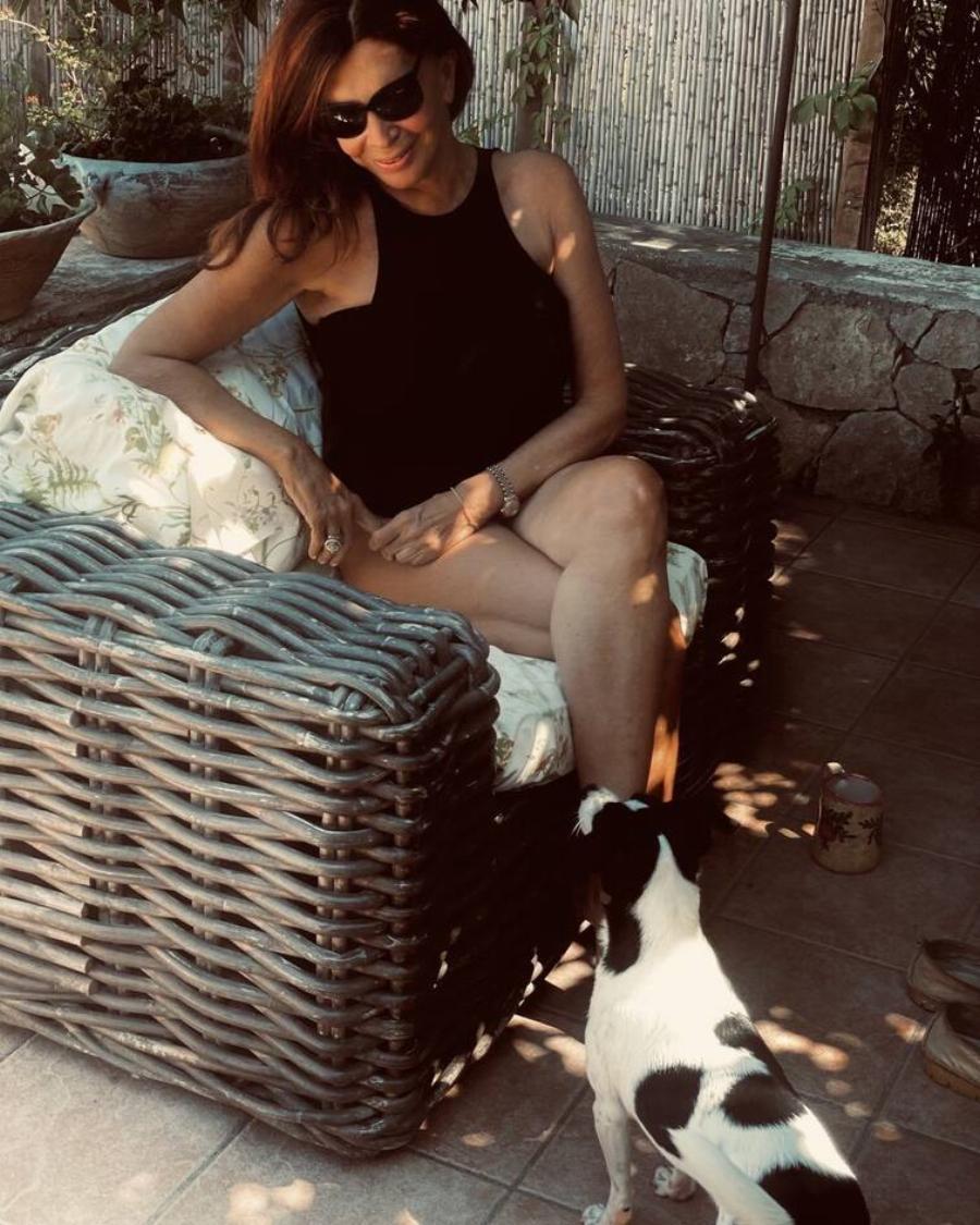 Ένας εξωτικός παράδεισος για την Μιμή Ντενίση: Το απίθανο σαλόνι εξωτερικού χώρου στην πισίνα της με τις κουρτίνες που θα σας ξετρελάνουν