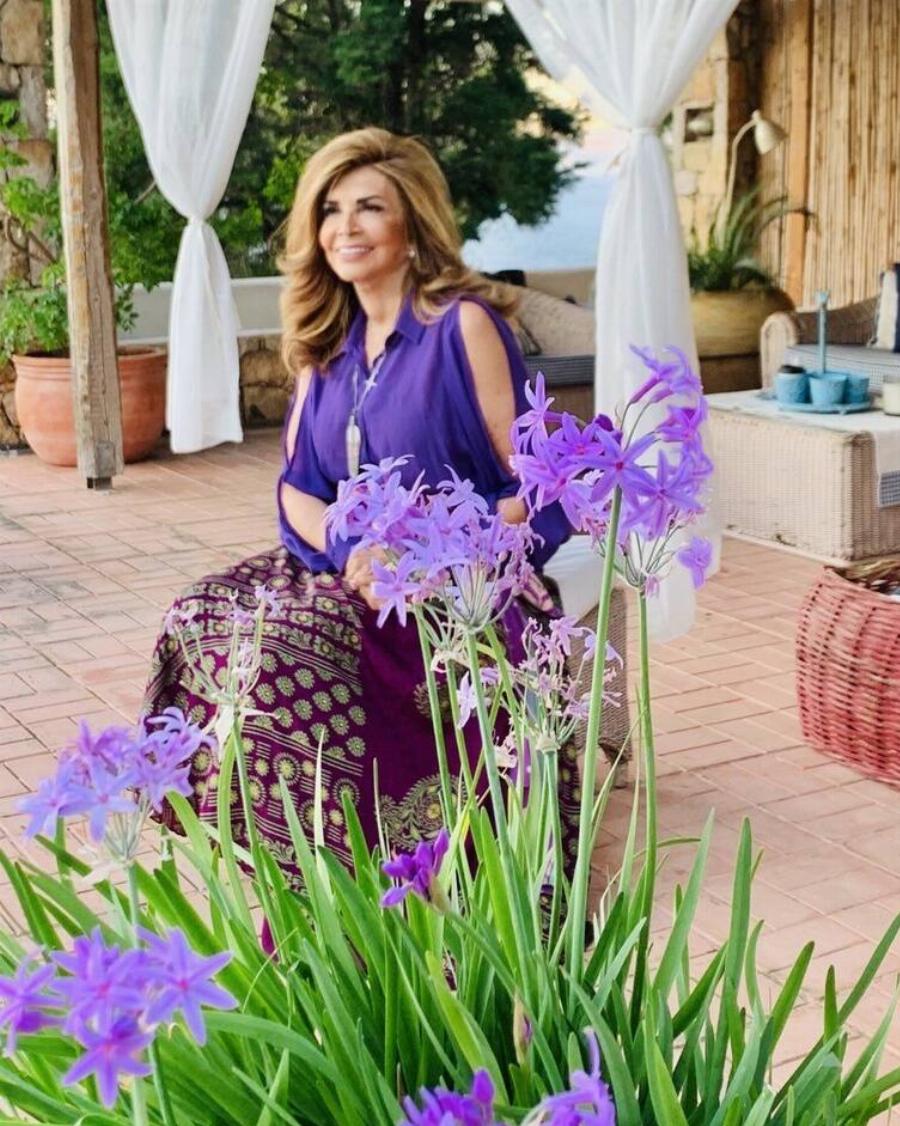 Ένας εξωτικός παράδεισος για την Μιμή Ντενίση: Το απίθανο σαλόνι εξωτερικού χώρου στην πισίνα της με τις κουρτίνες που θα σας ξετρελάνουν