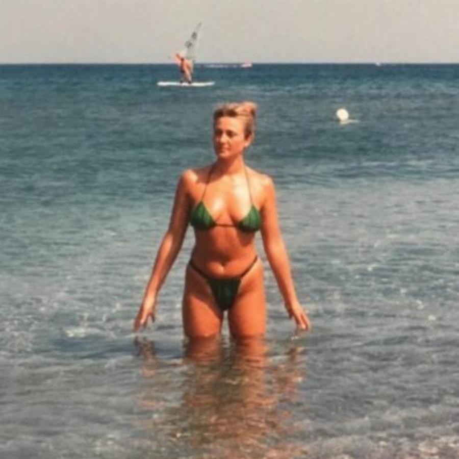 Πολύ πιο μπροστά από την εποχή της:  Όταν η Ρούλα Κορομηλά φόρεσε το μαγιό που δεν τολμούσε καμία