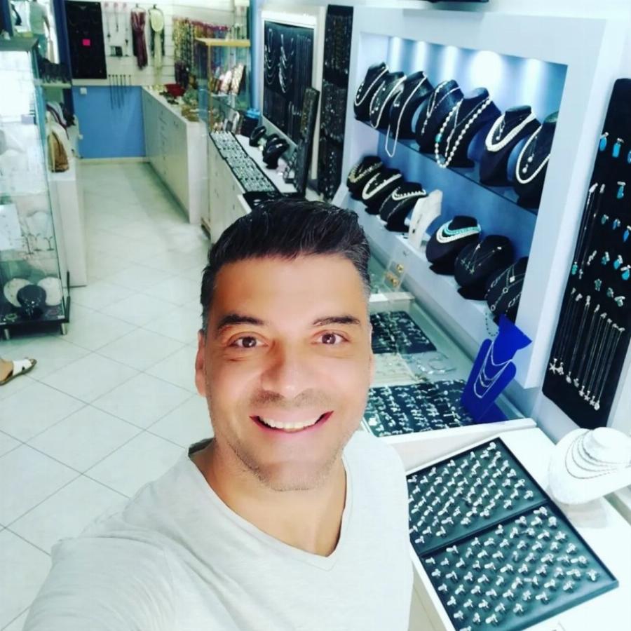 Με λευκές τούφες στα μαλλιά και άκρως γοητευτικός: Η μεγάλη αλλαγή στην εμφάνιση του Τζέρυ από την σειρά Μαρία η Άσχημη