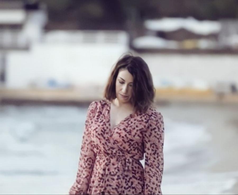 Επιστρέφει στην καθημερινότητά της: Η Ιωάννα Παλιοσπύρου πρώτη φορά με μαγιό στην παραλία