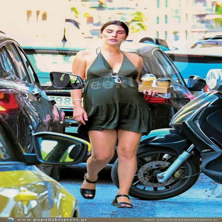 Οι παπαράτσι την έπιασαν στο φακό τους: Διέρρευσαν φωτογραφίες της Χρύσας Μιχαλοπούλου, στον 8ο μήνα εγκυμοσύνης με φουσκωμένη κοιλίτσα