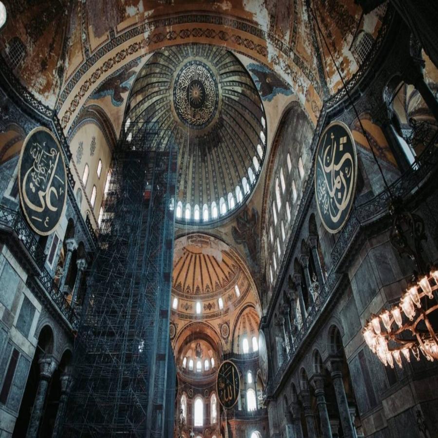 Λευτέρης Νουφράκης: Η άγνωστη λειτουργία στην Αγιά Σοφιά 466 χρόνια μετά την Άλωση της Πόλης και ο τολμηρός ιερέας