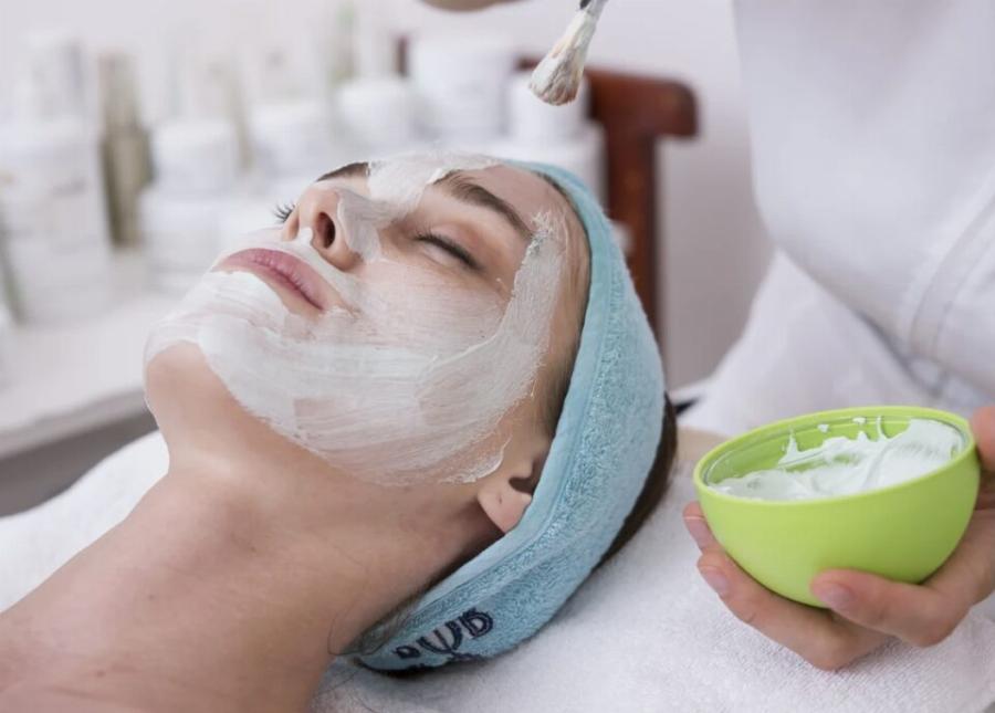 Εξαφανίστε το προγούλι κάτω από το σαγόνι: Σπιτική μάσκα σύσφιξης με 3 απλά υλικά που έχετε στο σπίτι