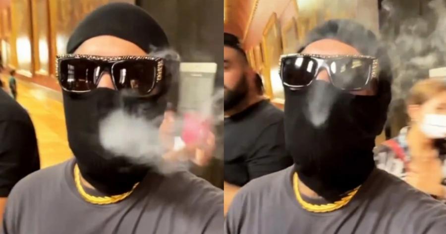 Η κίνηση του Σνικ που συζητιέται πολύ: Kαπνίζει μέσα στο Μουσείο του Λούβρου προκαλώντας πολλές αντιδράσεις