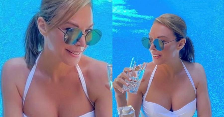 Στον παράδεισο της και άκρως καλοκαιρινή: Η Τατιάνα Στεφανίδου ποζάρει με κατάλευκο μπικίνι στην παραλία και κόβει την ανάσα