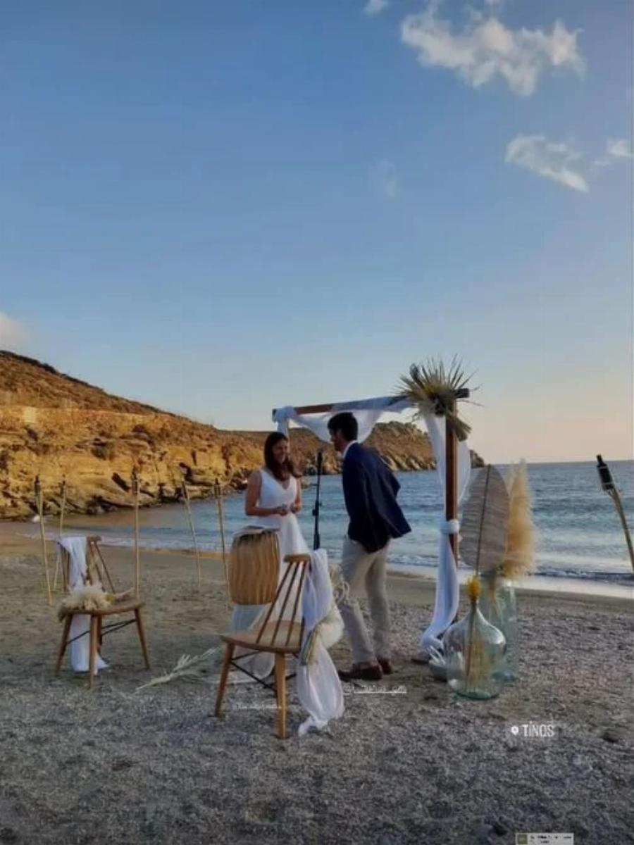 Λαμπερή τελετή γάμου: Η Πόπη Τσαπανίδου πάντρεψε την κόρη της με μια λαμπερή τελετή στην Τήνο