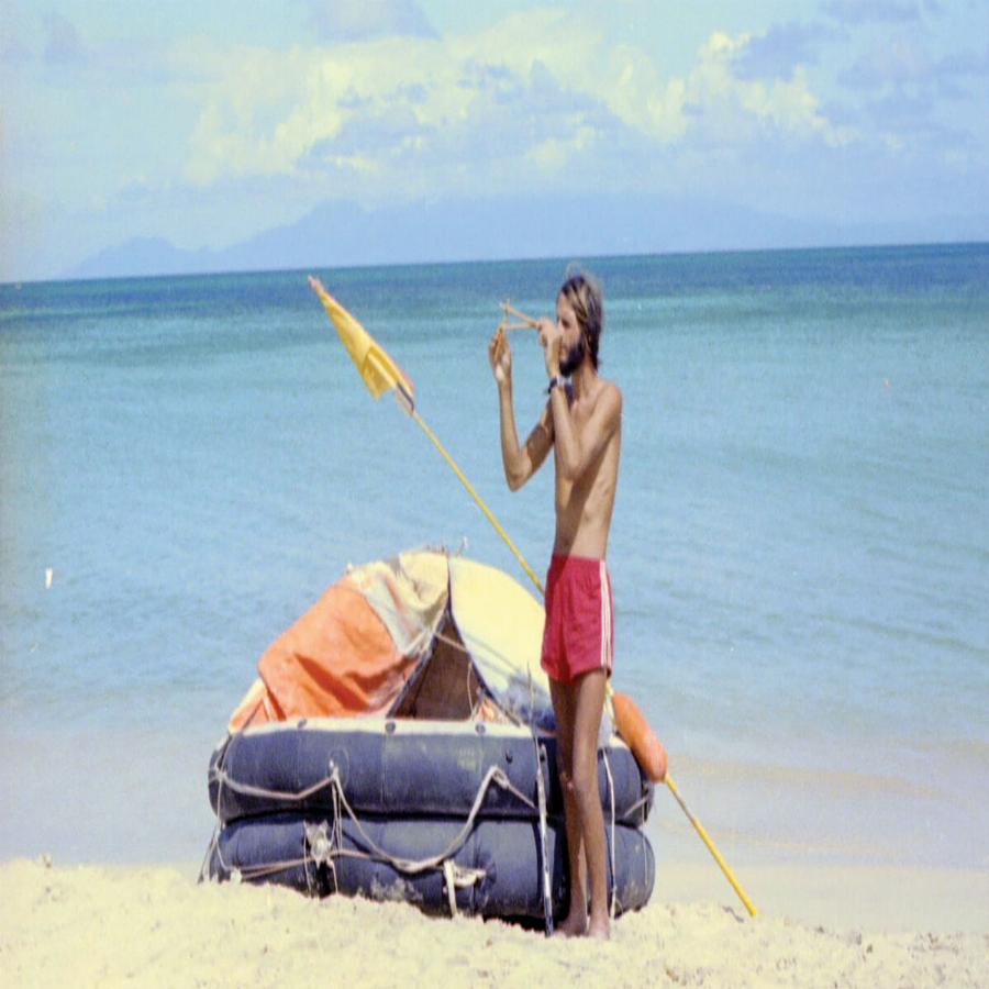 «Είμαι στη μέση του ωκεανού, γύρω μου είναι γεμάτο καρχαρίες»: Η ιστορία του άνδρα που επιβίωσε 76 ημέρες σε μια σωσίβια λέμβο