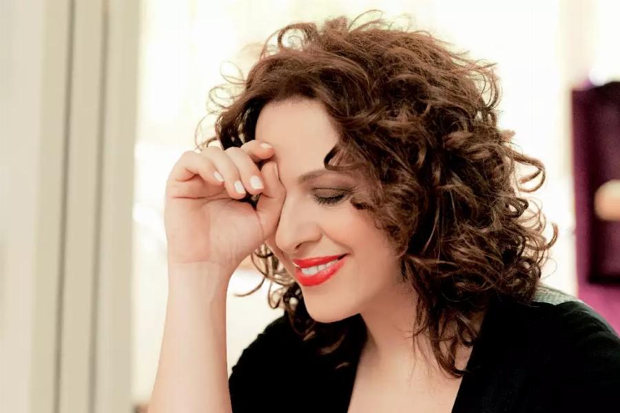 Η Ελένη Ράντου στα 56 της είναι το κάτι άλλο: Ποζάρει στη θάλασσα άβαφη και φυσική και λέει όχι στο ρετούς