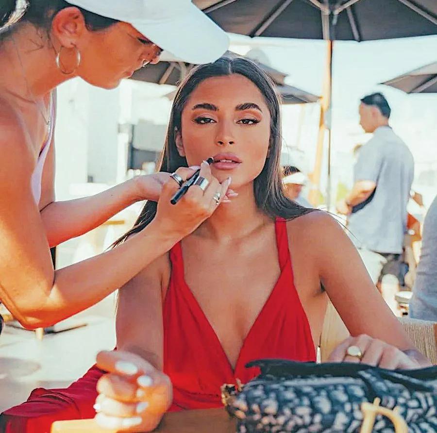 Αρραβωνιάσματα για τον Snik: Η Γιώτα Ιωαννίδου με τεράστιο μονόπετρο στο Παρίσι