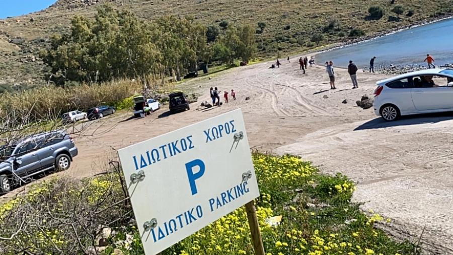 Αισχροκέρδεια στην Αίγινα: Επιχειρηματίας τοποθέτησε 140 σετ ομπρελών σε παραλία, ενώ έχει άδεια για 24