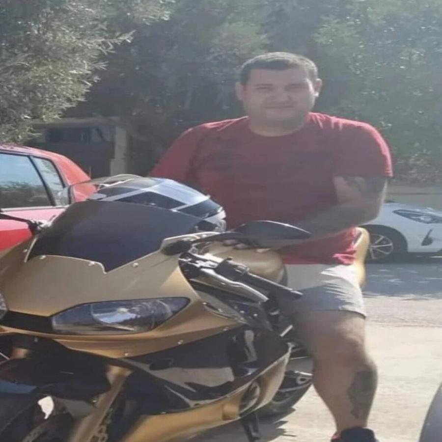 Άφησε πίσω του ένα αγγελούδι ενός έτους:  34χρονος πατέρας σκοτώθηκε επειδή ένας τουρίστας ήθελε να φωτογραφήσει την Καλντέρα