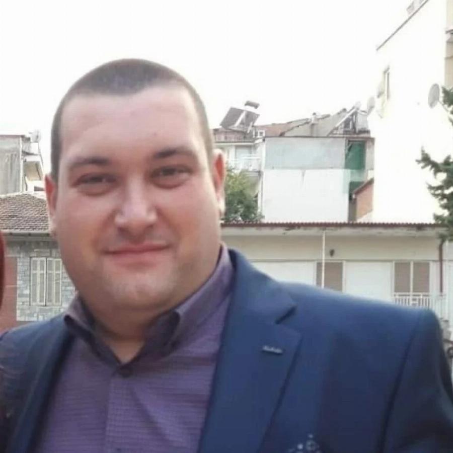 Άφησε πίσω του ένα αγγελούδι ενός έτους:  34χρονος πατέρας σκοτώθηκε επειδή ένας τουρίστας ήθελε να φωτογραφήσει την Καλντέρα