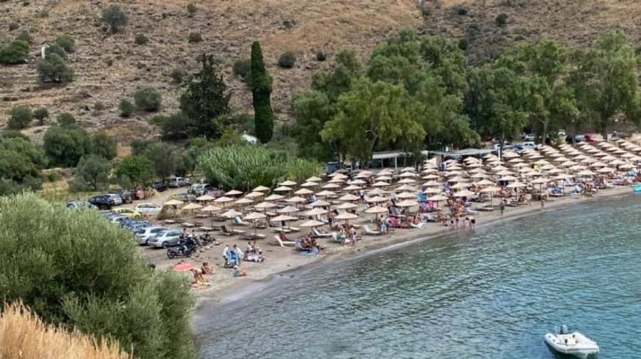 Αισχροκέρδεια στην Αίγινα: Επιχειρηματίας τοποθέτησε 140 σετ ομπρελών σε παραλία, ενώ έχει άδεια για 24