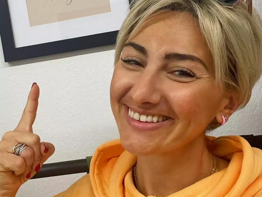 Μια ηρωίδα της ζωής: Η Ρεγγίνα Μακέδου μας δείχνει τις αλλαγές που έχει υποστεί η εμφάνισή της αφότου μετά την περιπέτεια της υγείας της