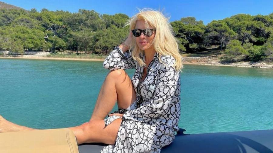 Την ζωή της να κάναμε: Η Ελένη Μενεγάκη ανανεωμένη και αμακιγιάριστη «σχίζει» τις θάλασσες στο σκάφος της