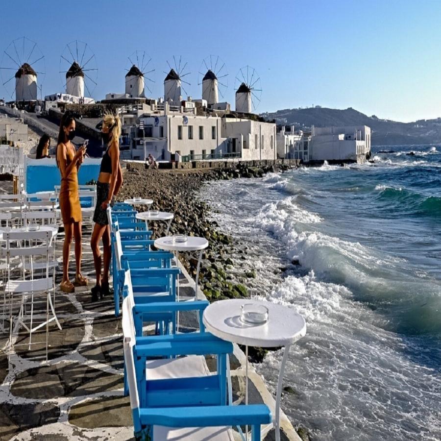 Σκηνικό με με γνωστή ξανθιά παρουσιάστρια στη Μύκονο: “Ήθελε να πάρει τζάμπα ρούχα, την πέταξε έξω ο μαγαζάτορας”