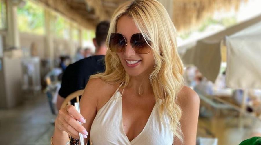 Κρύφτηκε πίσω από την φίλη της: Η Κωνσταντίνα Σπυροπούλου στον 6ο μήνα της εγκυμοσύνης