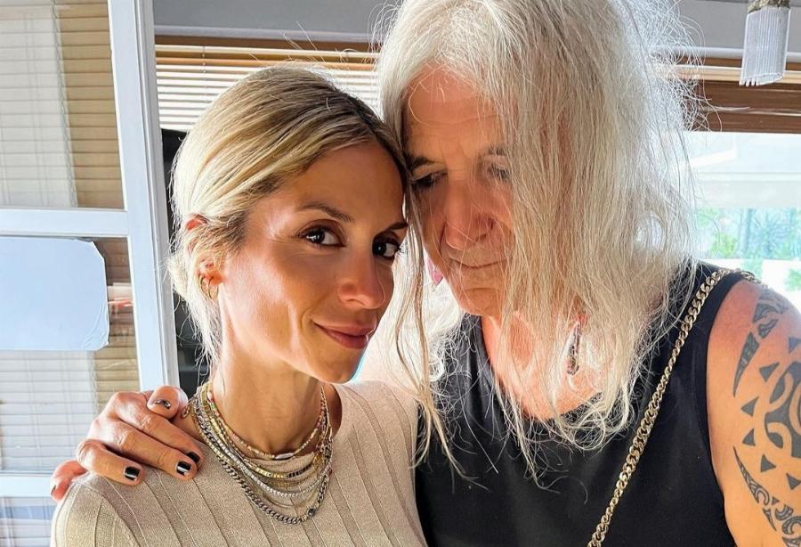 Σοφία Καρβέλα: Η κόρη της Άννας Βίσση πιο εντυπωσιακή από ποτέ στην Σαντορίνη μαζί με τα παιδιά της