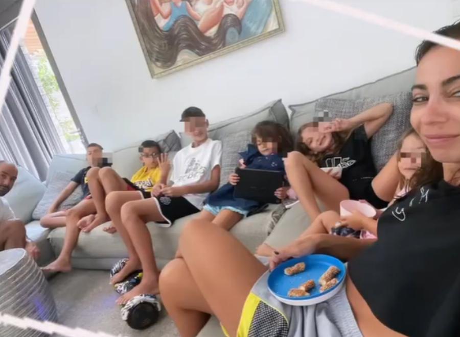 Δεν χωράνε στον καναπέ: Η Ολυμπία Χοψονίδου και ο Βασίλης Σπανούλης ποζάρουν με τα 6 παιδιά τους στην πιο τρυφερή φωτογραφία τους