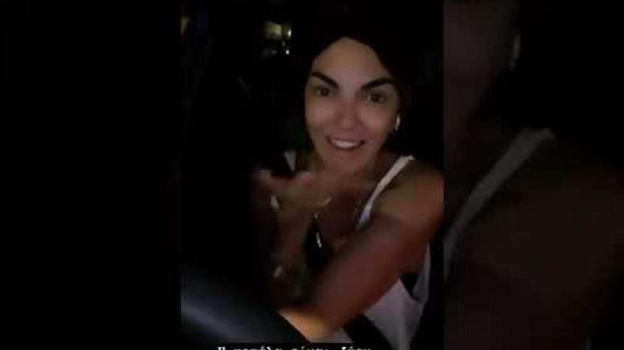 Ακομπλεξάριστη και με χιούμορ: Η Μαρία Σολωμού βγήκε στους δρόμους της Αθήνας με πετσέτα στο κεφάλι