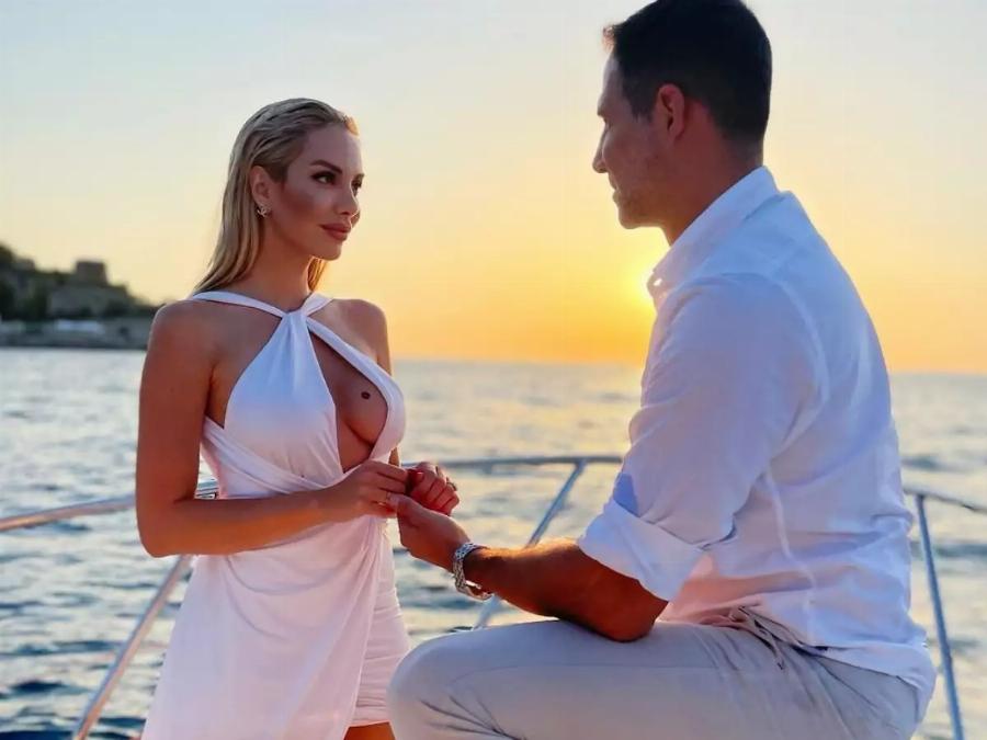 Γονάτισε για δεύτερη φορά σε χλιδάτο σκάφος στο Κάπρι και το βίντεο έγινε viral: Σε πελάγη ευτυχίας πρώην παίκτρια του My style rocks