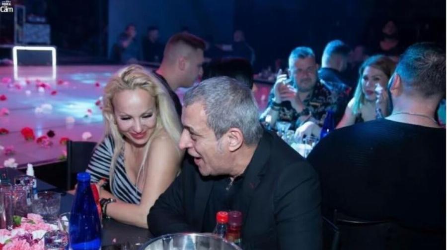 Και πάλι μαζί να λιώνει δίπλα του: H Βαρβάρα Κίρκη στο πλευρό του Αδαμαντίδη τη στιγμή που τραγουδάει «Στην καρδιά»