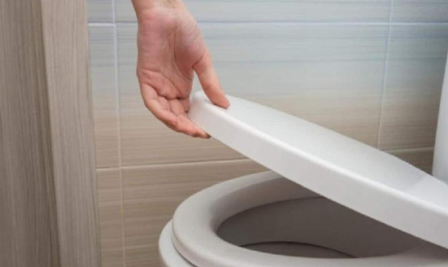 Συμβουλές καθαριότητας: Κιτρινίλα και βρωμιά στο καπάκι της λεκάνης; Πιο αστραφτερό από ποτέ με τον πιο εύκολο τρόπο