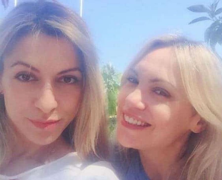 Μοιάζουν σαν δύο σταγόνες νερό: Η σπάνια φωτογραφία της Λίνας Σακκά με την κούκλα αδερφή της