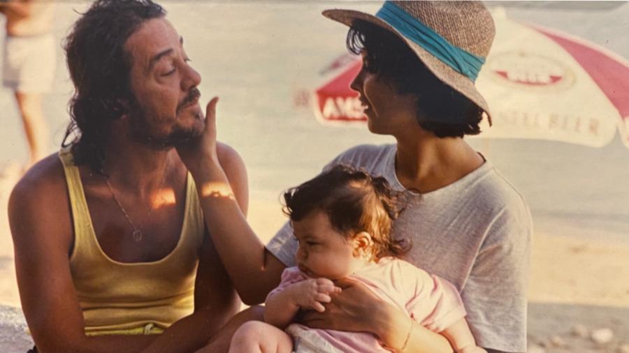 Ο Γιάννης Πάριος και η Σοφία Αλιμπέρτη όπως δεν τους έχουμε ξαναδεί: Σπάνιο στιγμιότυπο από την πιο ευτυχισμένη στιγμή της ζωής τους