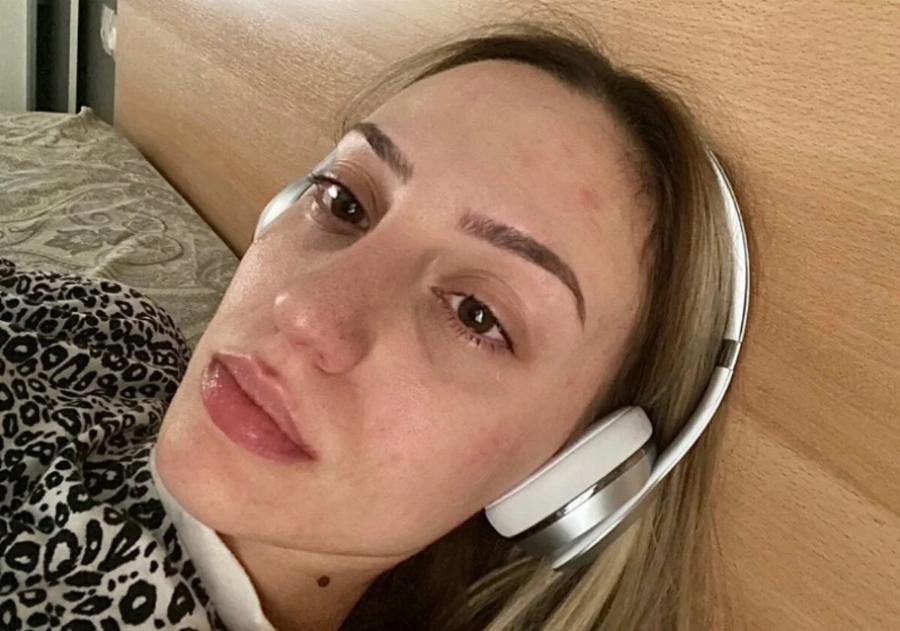 Σαν πραγματική γοργόνα: Η Άννα Κορακάκη με κίτρινο μπικίνι στα βράχια είναι πραγματική οπτασία