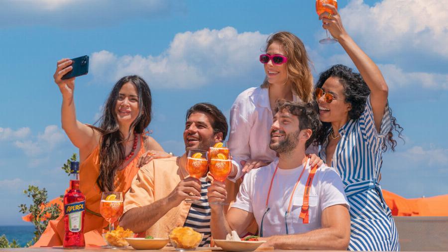 Ο εφιάλτης των μπάρμαν: Παρέα τουριστών έκανε την πιο τρελή παραγγελία στη Μύκονο