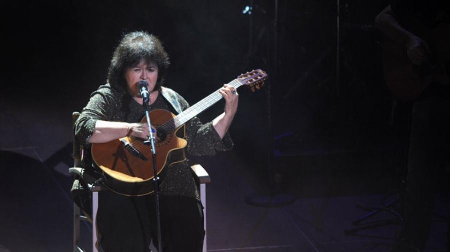 Αρλέτα: Η σπουδές στη ζωγραφική, τα τραγούδια που έγραψαν ιστορία, το εγκεφαλικό πριν τη συναυλία και ο θάνατος στο νοσοκομείο