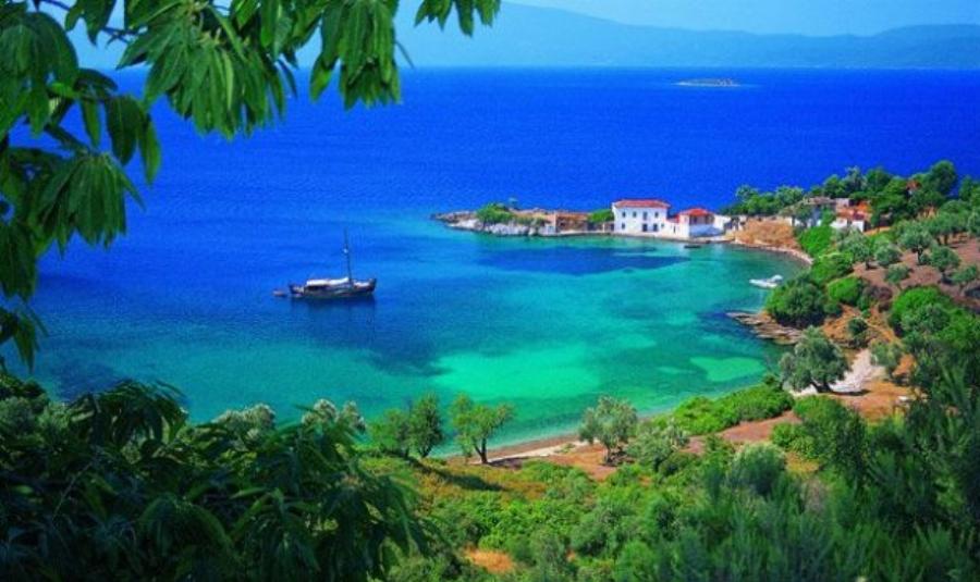 Ένας μυστικός «παράδεισος» χωρίς τουρίστες: Ο απόλυτος προορισμός που τρως ψαράκι, πίνεις και κοιμάσαι, με 15€ την ημέρα